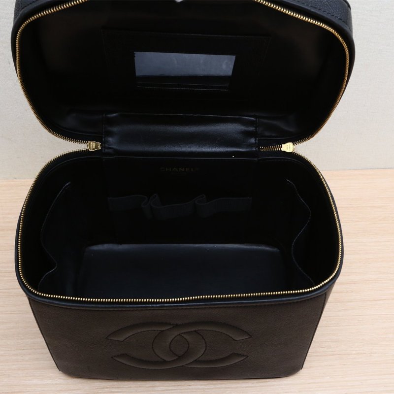 CHANEL 中古黑金牛盒子化妝箱黑色荔枝牛皮5開金扣雙C大Logo浮雕肩背包-4