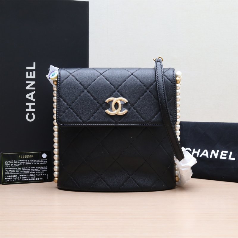 CHANEL 21CHOBO小流浪珍珠鏈條黑色牛皮31開金扣肩背包-0