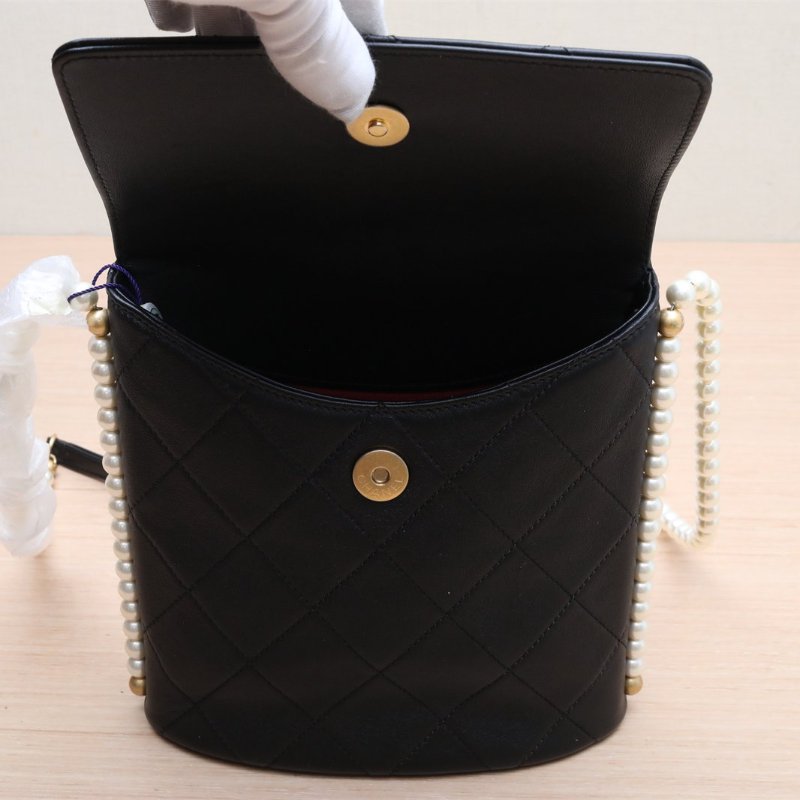 CHANEL 21CHOBO小流浪珍珠鏈條黑色牛皮31開金扣肩背包-2