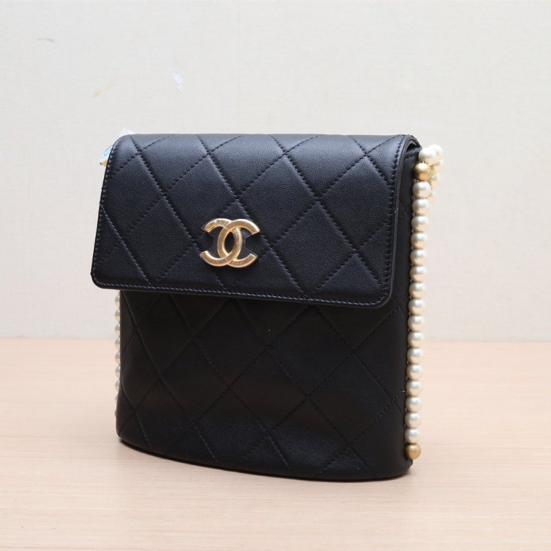 CHANEL 21CHOBO小流浪珍珠鏈條黑色牛皮31開金扣肩背包-3