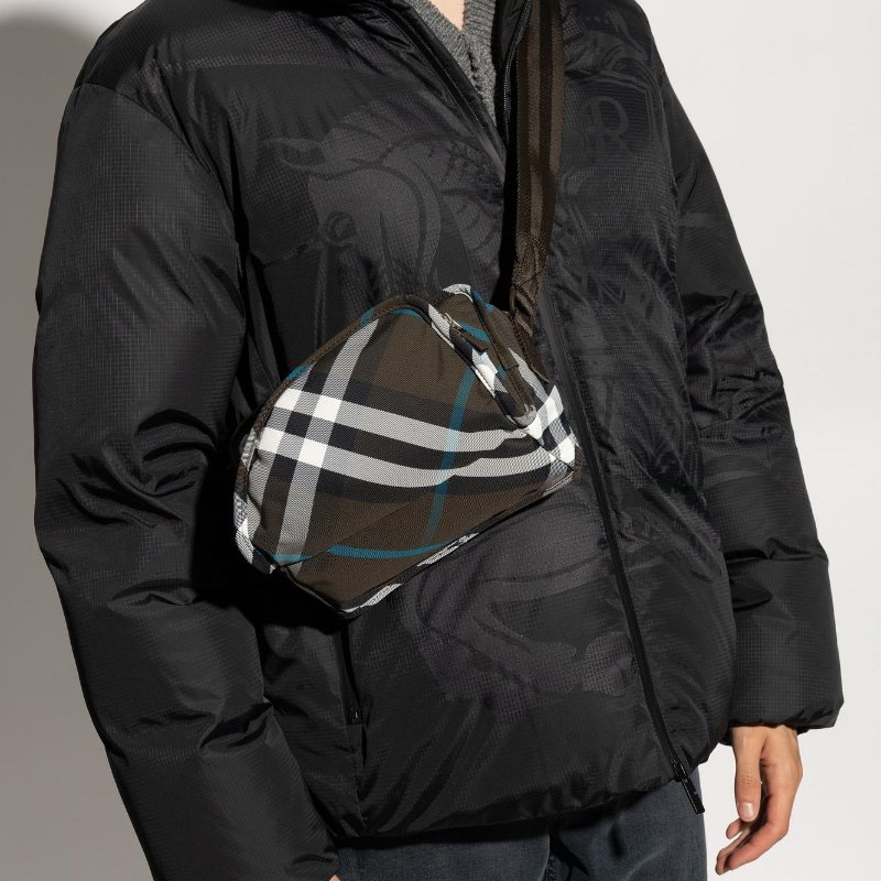 💎Han's house精品服飾💎burberry 格紋 尼龍 防水 側背包 現貨 原價44000-2