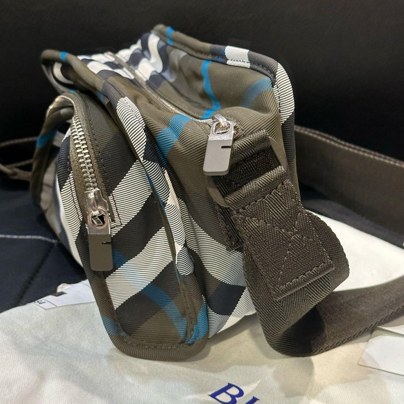 💎Han's house精品服飾💎burberry 格紋 尼龍 防水 側背包 現貨 原價44000-3