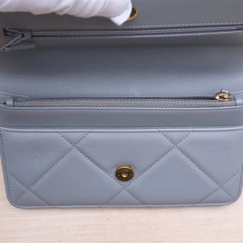 CHANEL 19BAG吸扣WOC19灰色羊皮29開金扣肩背包-3