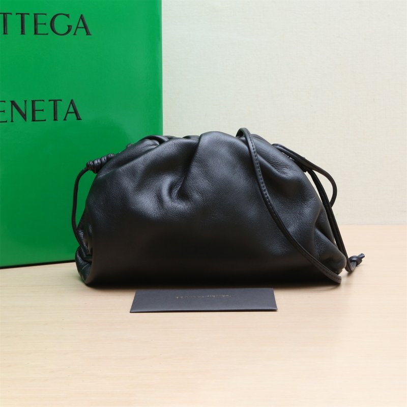 BOTTEGA VENETA Pouch雲朵包Mini22黑色牛皮肩背包-0