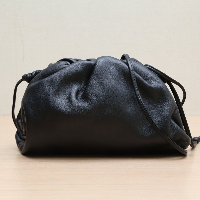 BOTTEGA VENETA Pouch雲朵包Mini22黑色牛皮肩背包-1