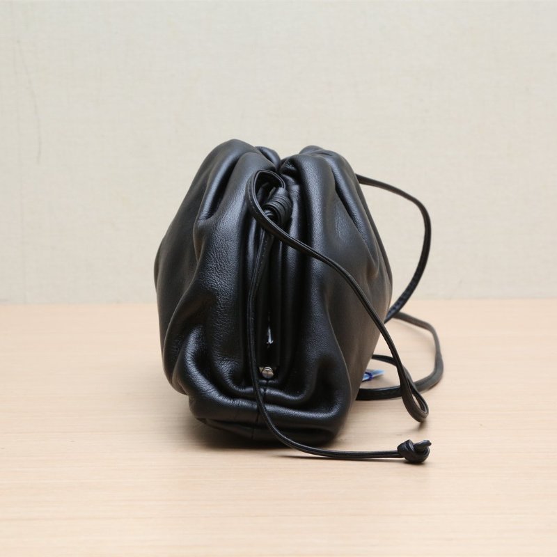 BOTTEGA VENETA Pouch雲朵包Mini22黑色牛皮肩背包-3