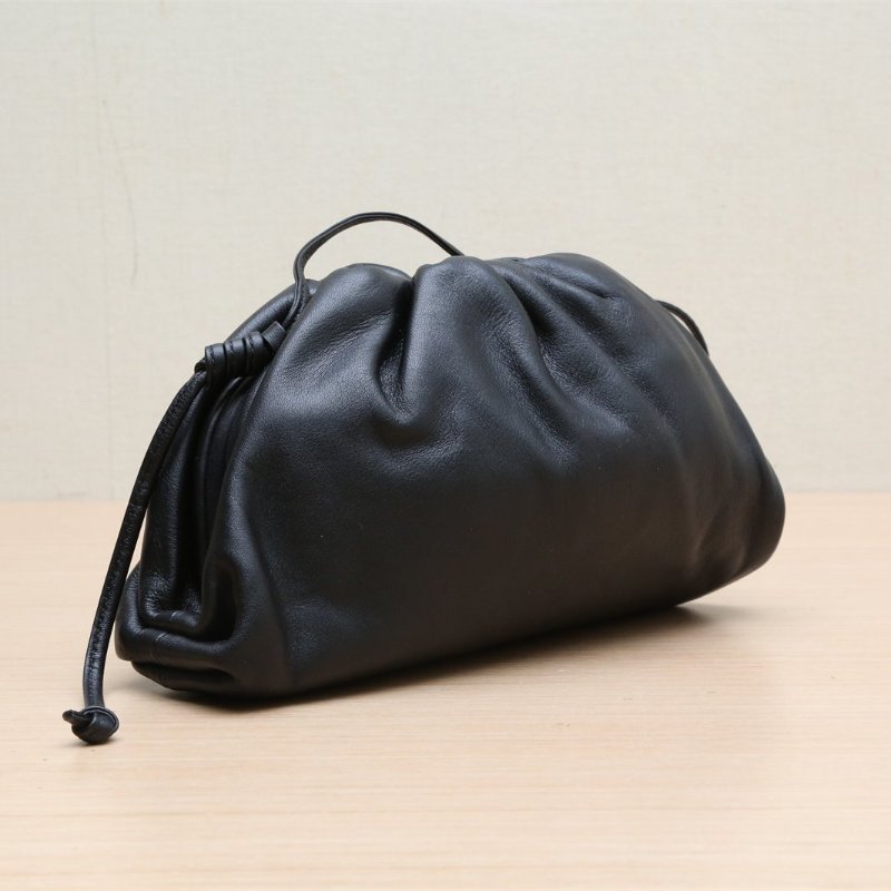 BOTTEGA VENETA Pouch雲朵包Mini22黑色牛皮肩背包-4