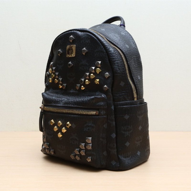 MCM 黑色鉚釘雙肩包黑色PVC肩背包-1