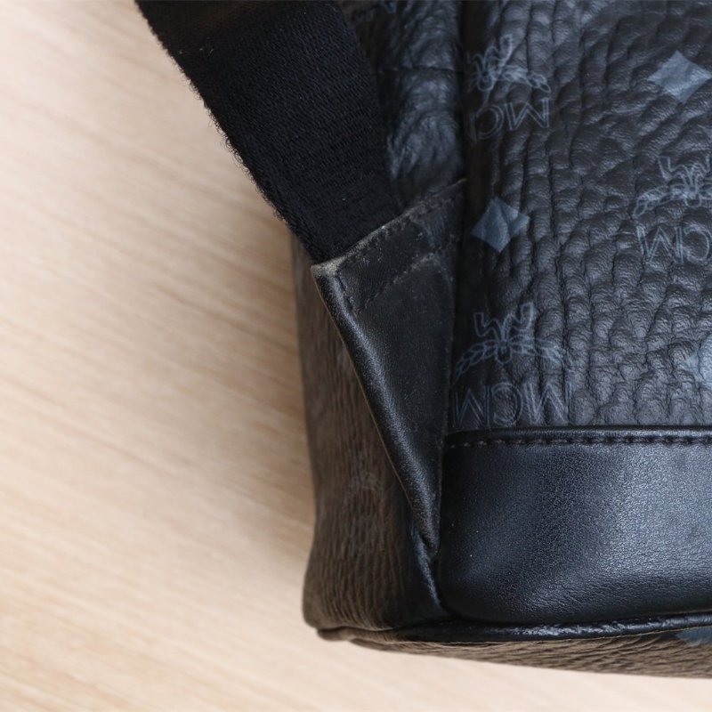 MCM 黑色鉚釘雙肩包黑色PVC肩背包-3