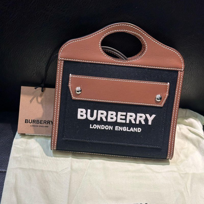 💎Han's house精品服飾💎Burberry Pocket 帆布 側背包 迷你 17x13x2.5cm 現貨 原價35500-0