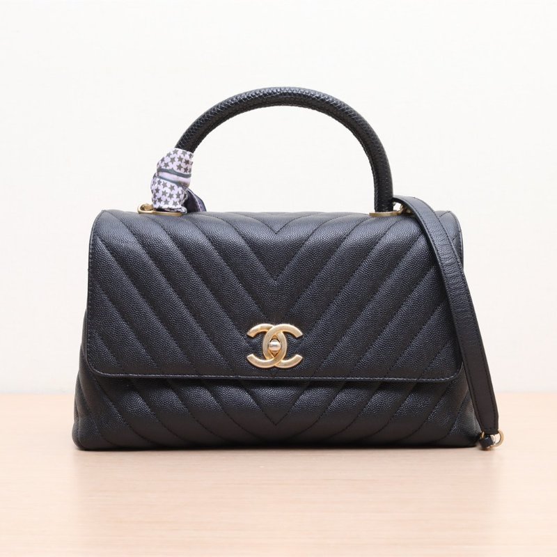 CHANEL CocoHandle中號29黑色蜥蜴皮手柄荔枝牛皮26開金扣肩背包-1