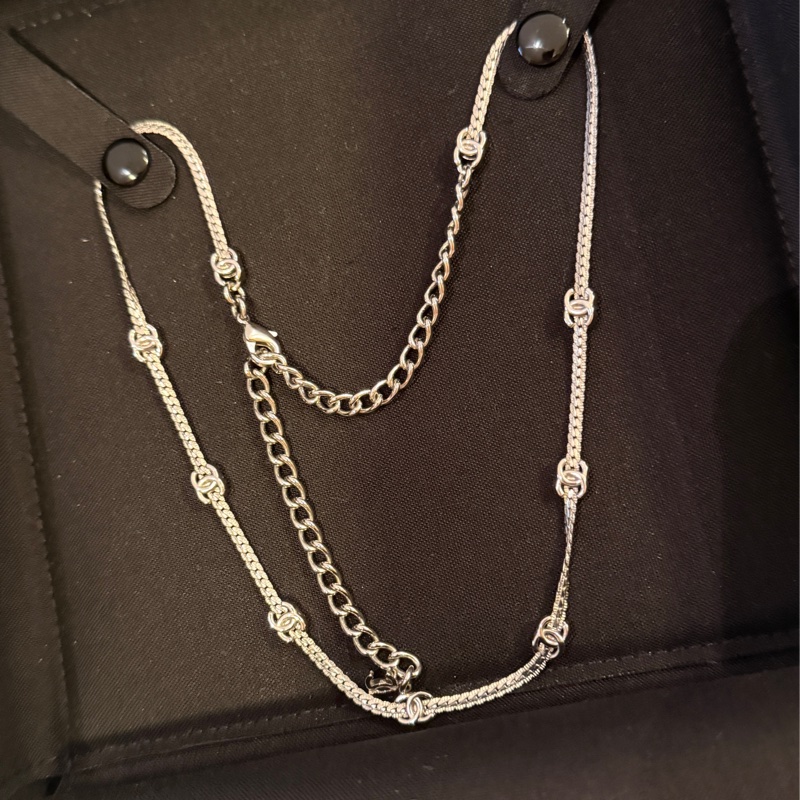 全新正品CHANEL 銀色7花 logo項鏈-1