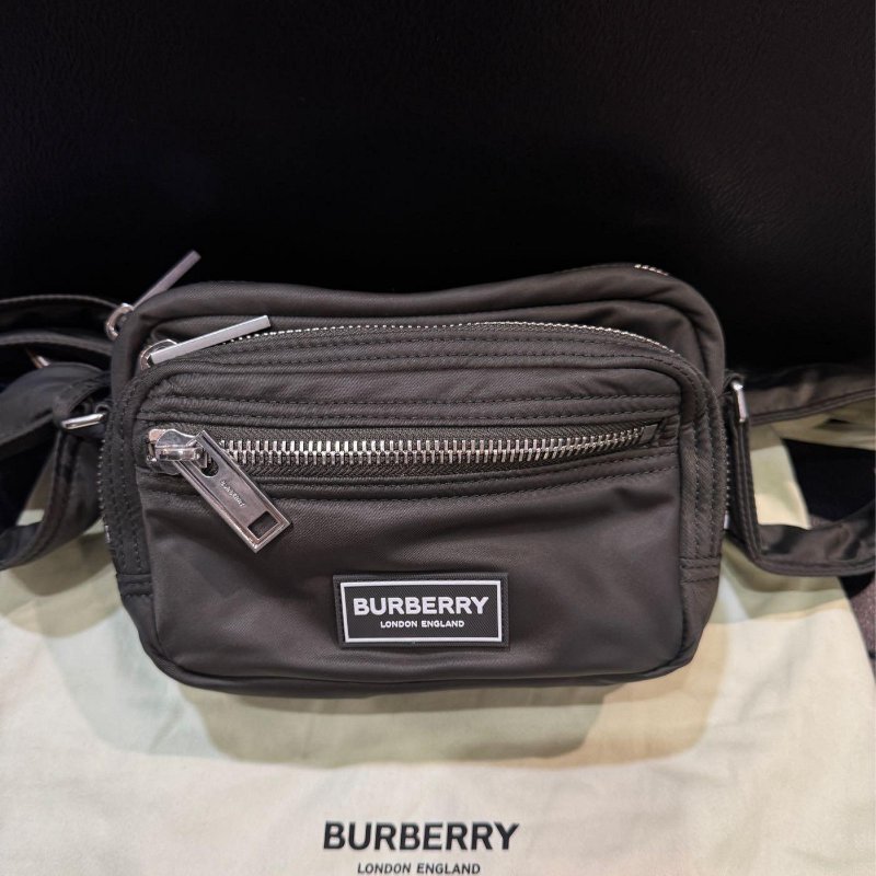 💎Han's house精品服飾💎 Burberry LOGO 尼龍 側背包 80905691 現貨-0