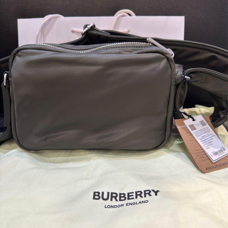 💎Han's house精品服飾💎 Burberry LOGO 尼龍 側背包 80905691 現貨-7