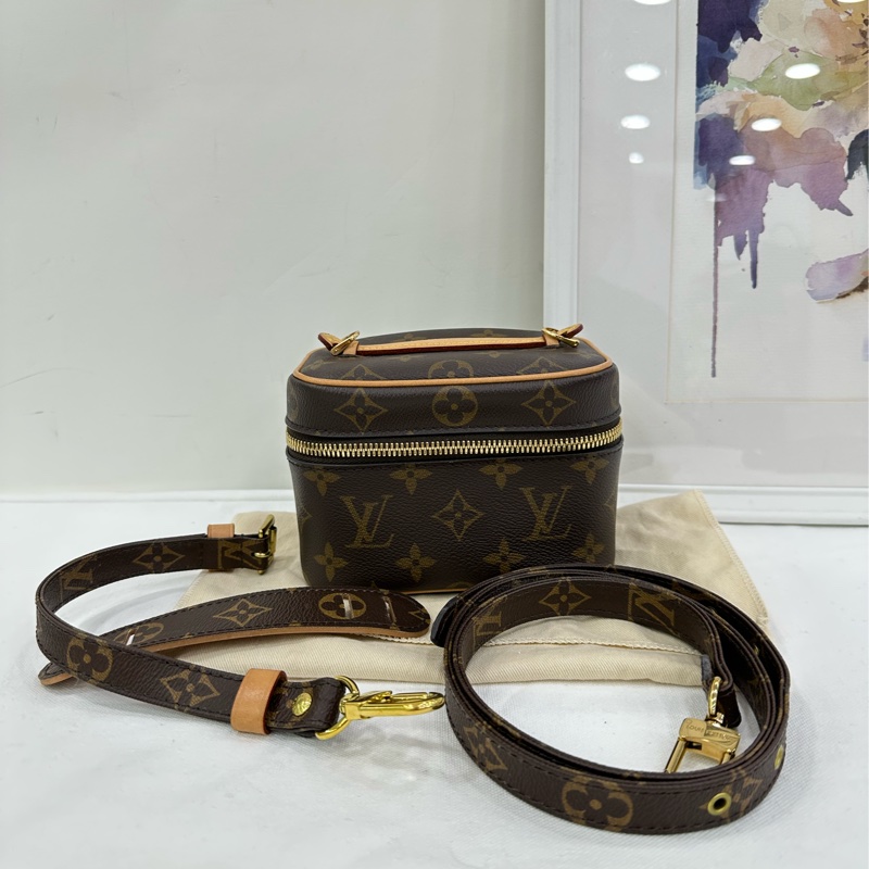 LV 路易威登化妝包Nice Nano 晶片 客人自己在專櫃配了肩帶 尺寸:14*11*8.5-0