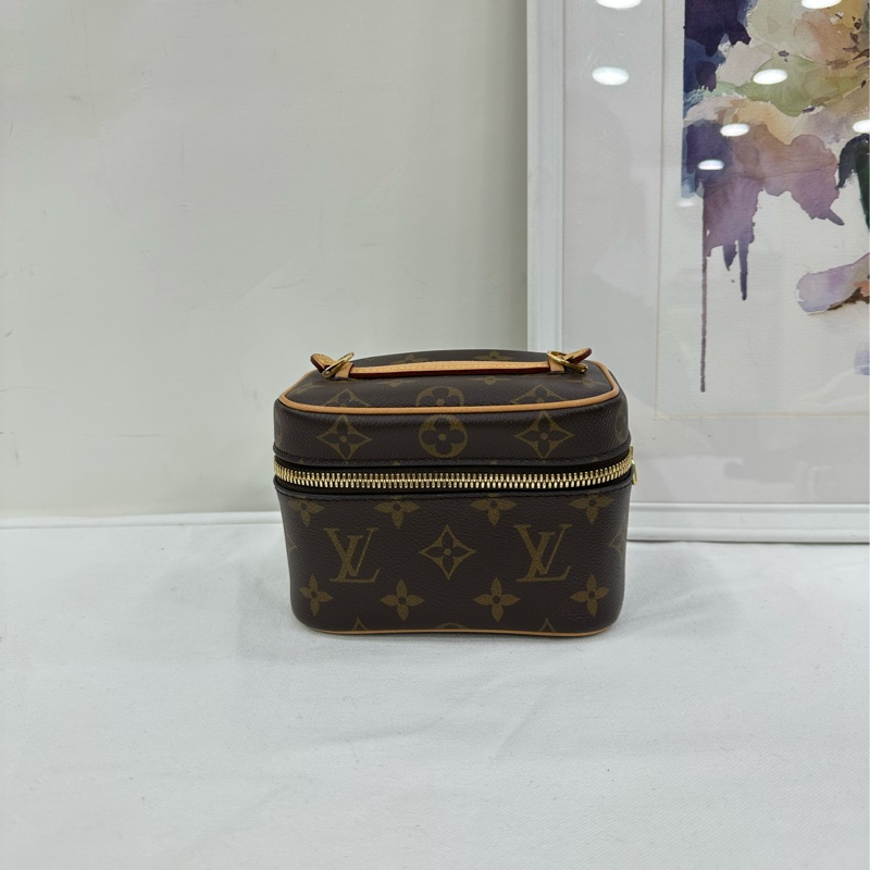 LV 路易威登化妝包Nice Nano 晶片 客人自己在專櫃配了肩帶 尺寸:14*11*8.5-1