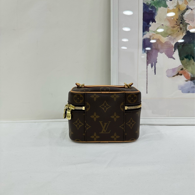 LV 路易威登化妝包Nice Nano 晶片 客人自己在專櫃配了肩帶 尺寸:14*11*8.5-2
