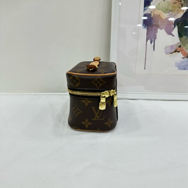 LV 路易威登化妝包Nice Nano 晶片 客人自己在專櫃配了肩帶 尺寸:14*11*8.5-3