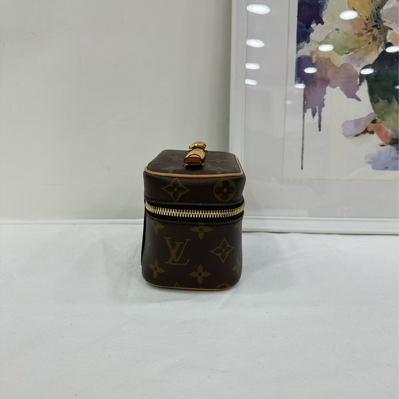 LV 路易威登化妝包Nice Nano 晶片 客人自己在專櫃配了肩帶 尺寸:14*11*8.5-4