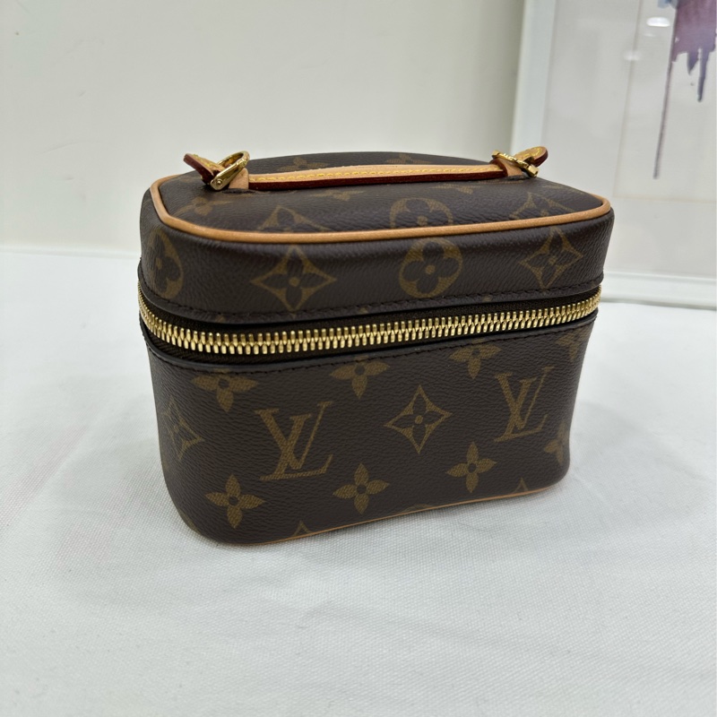 LV 路易威登化妝包Nice Nano 晶片 客人自己在專櫃配了肩帶 尺寸:14*11*8.5-5