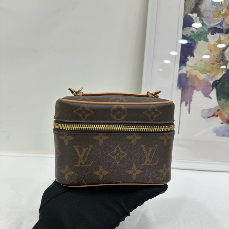 LV 路易威登化妝包Nice Nano 晶片 客人自己在專櫃配了肩帶 尺寸:14*11*8.5-6