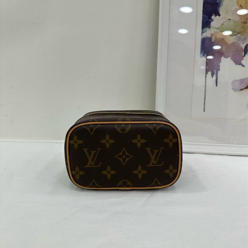 LV 路易威登化妝包Nice Nano 晶片 客人自己在專櫃配了肩帶 尺寸:14*11*8.5-7