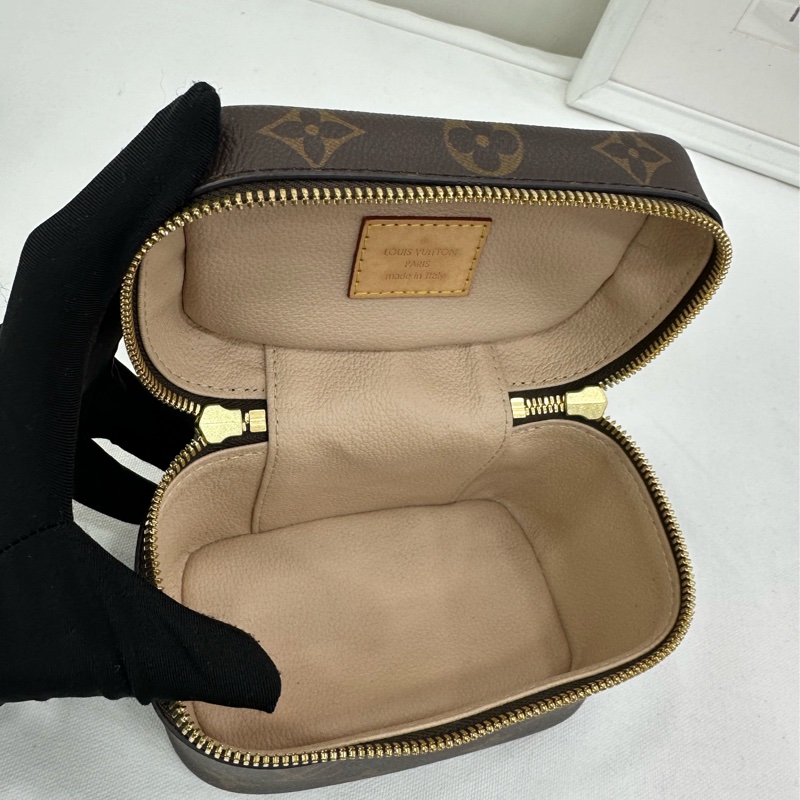 LV 路易威登化妝包Nice Nano 晶片 客人自己在專櫃配了肩帶 尺寸:14*11*8.5-8