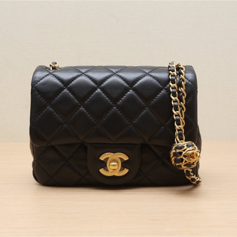 CHANEL 22SCF口蓋包方胖子17黑色核桃金球肩帶羊皮晶片開金扣肩背包-1