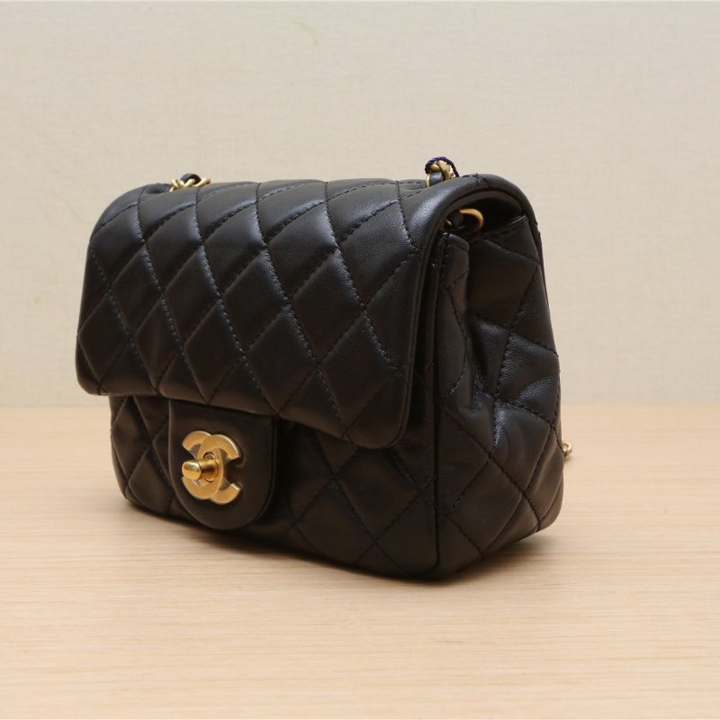 CHANEL 22SCF口蓋包方胖子17黑色核桃金球肩帶羊皮晶片開金扣肩背包-2