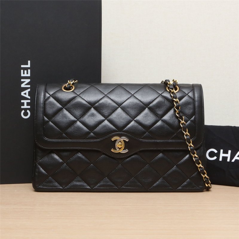 CHANEL 中古巴黎限定鴛鴦扣單肩包中號黑色羊皮2開金扣肩背包-0