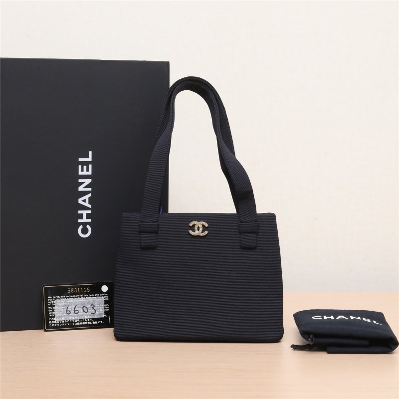 CHANEL 中古緞面鑽扣mini手提包黑色5開肩背包-0