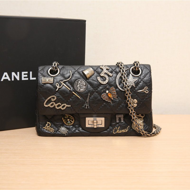 CHANEL 2.55口蓋包迷你20黑色牛皮20開銀扣5號蝴蝶徽章菱格紋肩背包-0