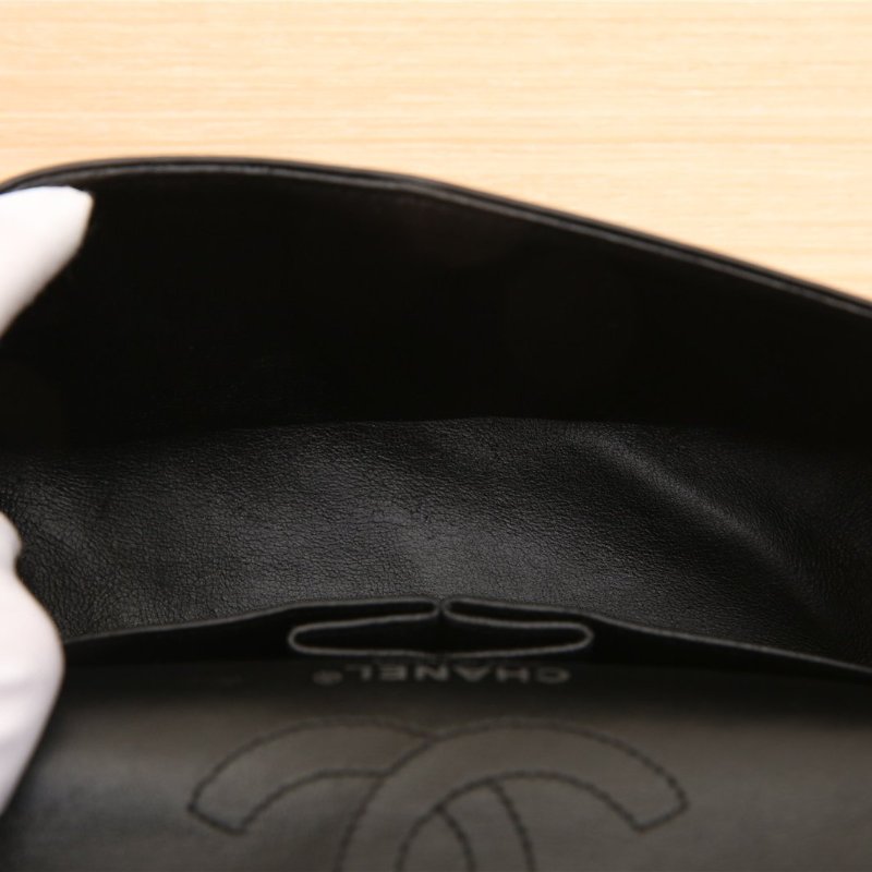 CHANEL 2.55口蓋包迷你20黑色牛皮20開銀扣5號蝴蝶徽章菱格紋肩背包-2