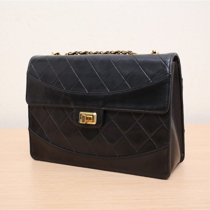 CHANEL 中古黑金羊2.55單肩包黑色羊皮1開金扣肩背包-3