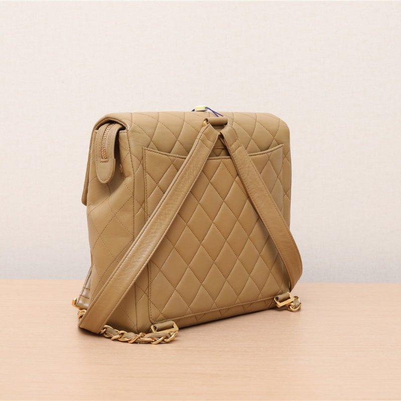 CHANEL 中古米金羊雙肩包Jennie同款卡其色羊皮3開金扣肩背包-3