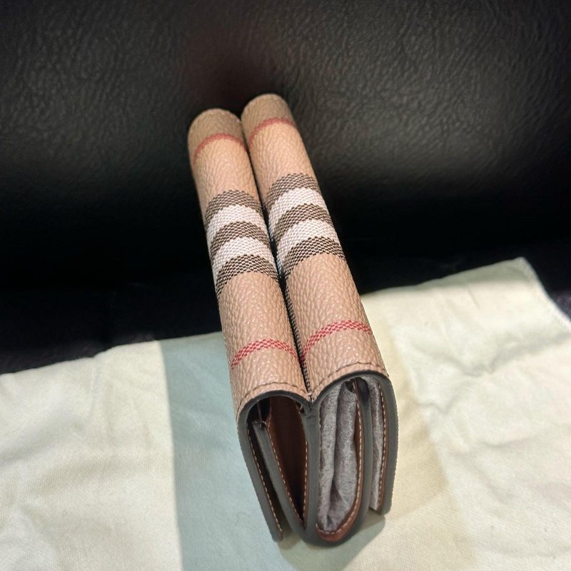 💎Han's house精品服飾💎 BURBERRY 格紋 LOGO 格紋 三折 中短夾 卡包 原價19500-9