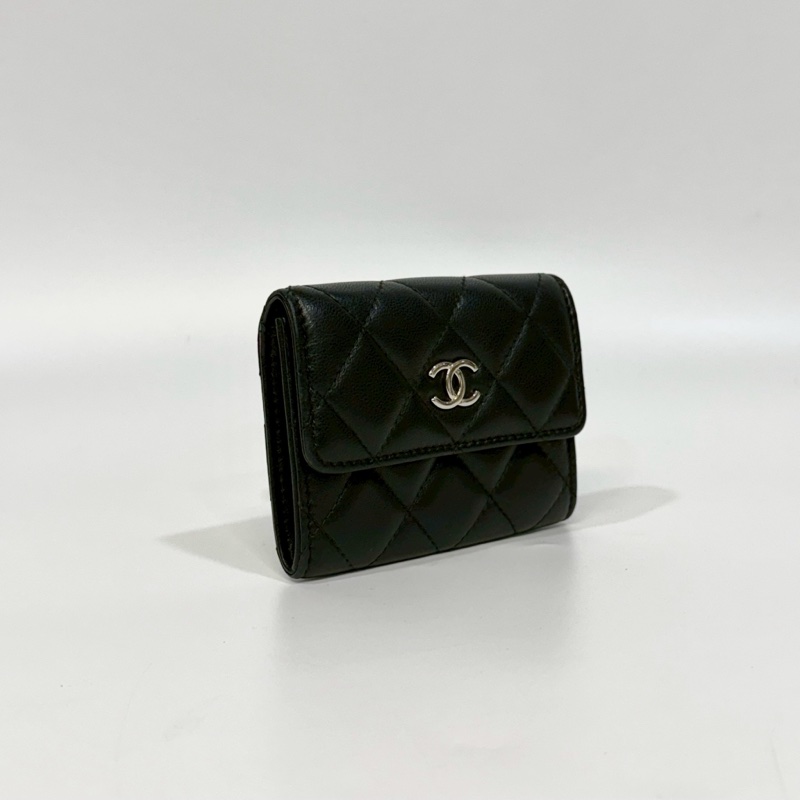 CHANEL黑色羊皮銀釦大雙C logo雙層下蓋卡包-1