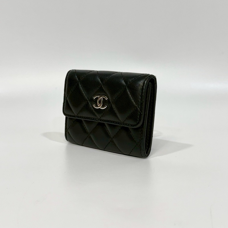 CHANEL黑色羊皮銀釦大雙C logo雙層下蓋卡包-2