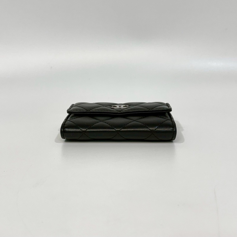 CHANEL黑色羊皮銀釦大雙C logo雙層下蓋卡包-4