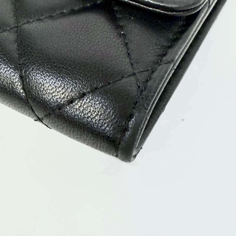 CHANEL黑色羊皮銀釦大雙C logo雙層下蓋卡包-11
