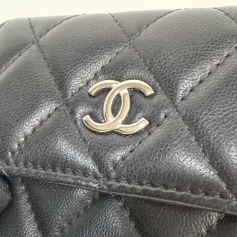 CHANEL黑色羊皮銀釦大雙C logo雙層下蓋卡包-12