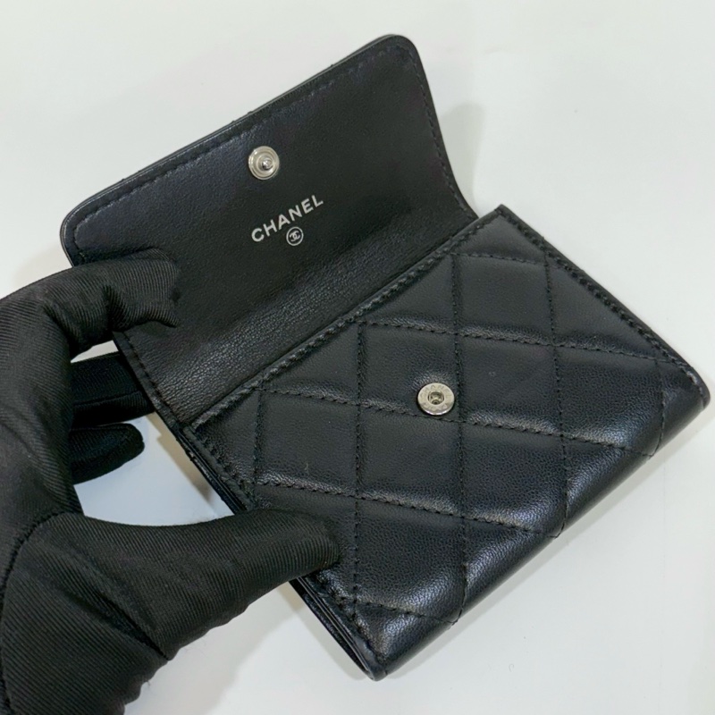 CHANEL黑色羊皮銀釦大雙C logo雙層下蓋卡包-13