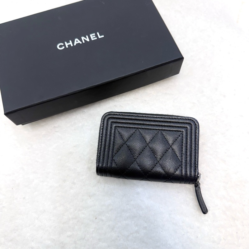 香奈兒CHANEL黑銀荔枝牛皮BOY拉鍊零錢包卡包A80602-1