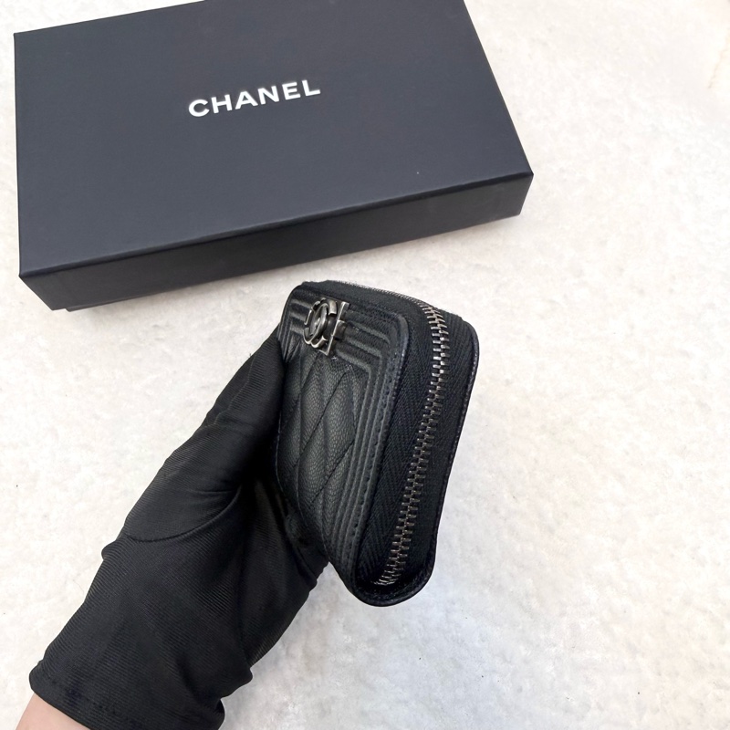 香奈兒CHANEL黑銀荔枝牛皮BOY拉鍊零錢包卡包A80602-2