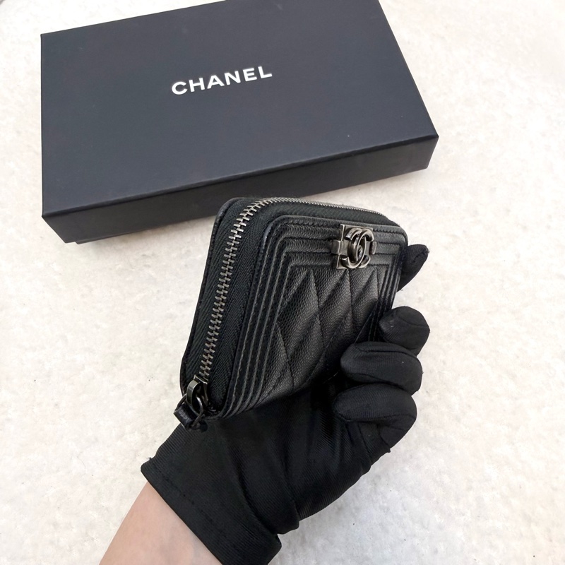 香奈兒CHANEL黑銀荔枝牛皮BOY拉鍊零錢包卡包A80602-3
