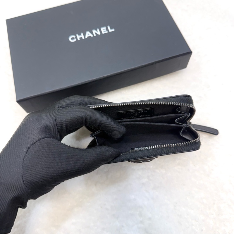 香奈兒CHANEL黑銀荔枝牛皮BOY拉鍊零錢包卡包A80602-6