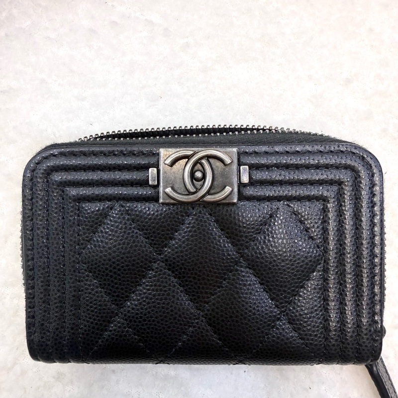香奈兒CHANEL黑銀荔枝牛皮BOY拉鍊零錢包卡包A80602-14