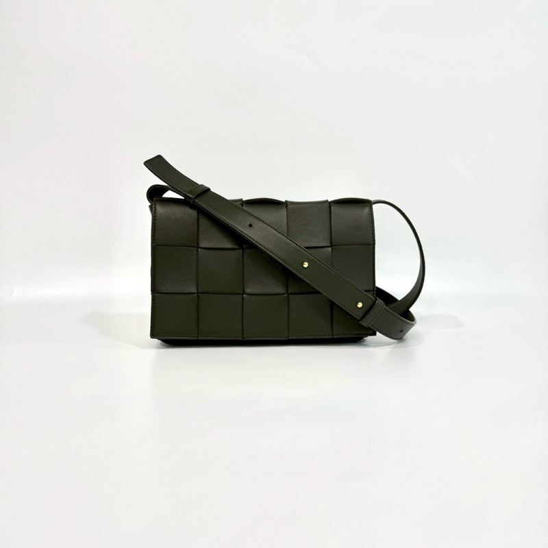 BV深綠色小羊皮大編織Cassette磁吸下蓋側背包578004-1