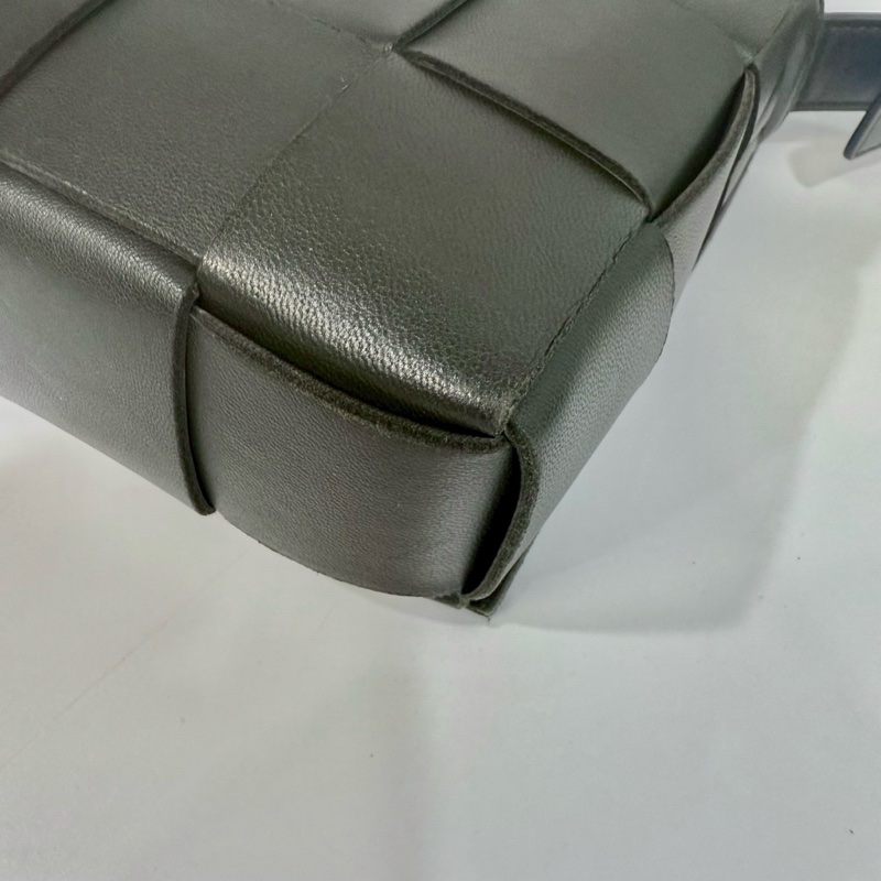 BV深綠色小羊皮大編織Cassette磁吸下蓋側背包578004-7