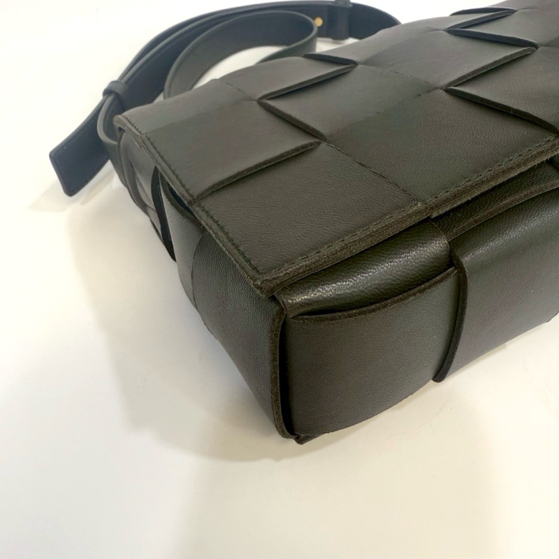 BV深綠色小羊皮大編織Cassette磁吸下蓋側背包578004-10